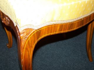 Biedermeier Stuhl um 1850 aus Nußbaum traditionell neu gepolstert