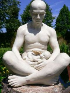 Muskulöser nackter Mann mit baby Engel Figur
