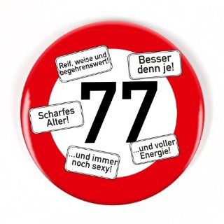 Verkehrsschild Button zum 77. Geburtstag Küche & Haushalt