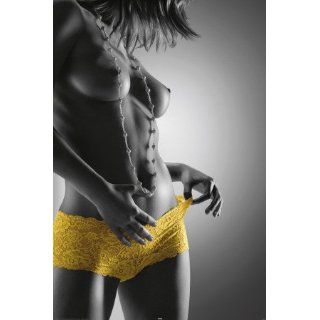   Yellow Hotpants Poster (91 x 61 cm) Küche & Haushalt