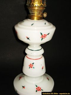 alte Petroleumlampe, Opalglas mit Hand bemalten Blumenmotiven