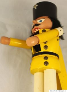 Großer Holz Figur Nussknacker Gardist Soldat 34,5 cm hoch gelb