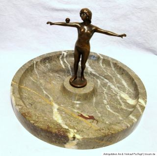 Uralt Bronze Figur Frauenakt Mädchen mit Kugel auf Marmor Schale um