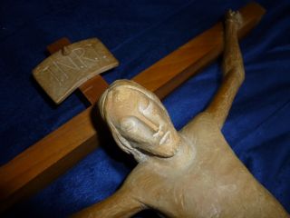 großes, ansprechendes Kruzifix, Jesus am Kreuz, Holzschnitzkunst