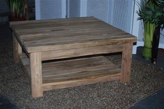 Dieser natürlich wirkende Tisch aus Echtholz ist ein Blickfang durch