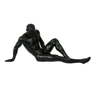Nackter Mann sitzend, stützend. Polyresin schwarz. Veronese. ca 11