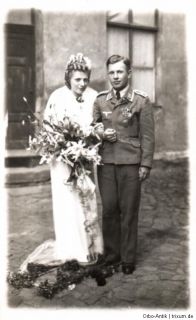 2375/ Foto AK Hochzeit Feldwebel Luftwaffe, Orden, ca. 1943, guter