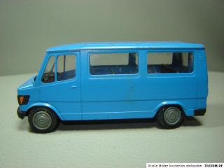 Mercedes Benz MB 207D Bus Transporter blau Conrad 3063 Modell 1:50