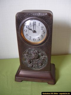 alte Uhr Tischuhr mit Reliefdekor Rosen Metall /Blechgehäuse Art Deco