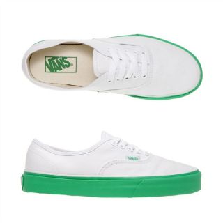Modèle Authentic. Coloris  blanc et vert. La basket authentique Vans